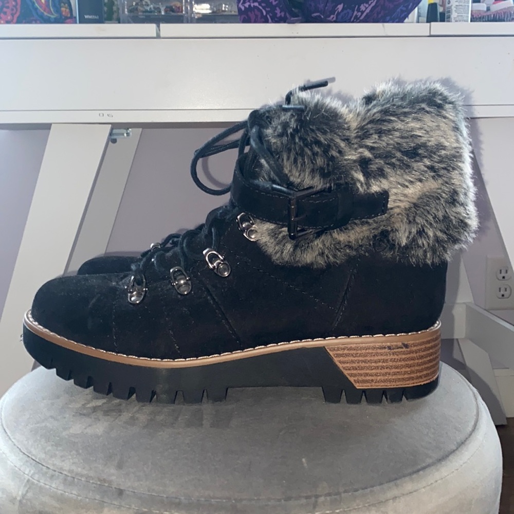 Never worn boots! Super cute for the fall and winter!